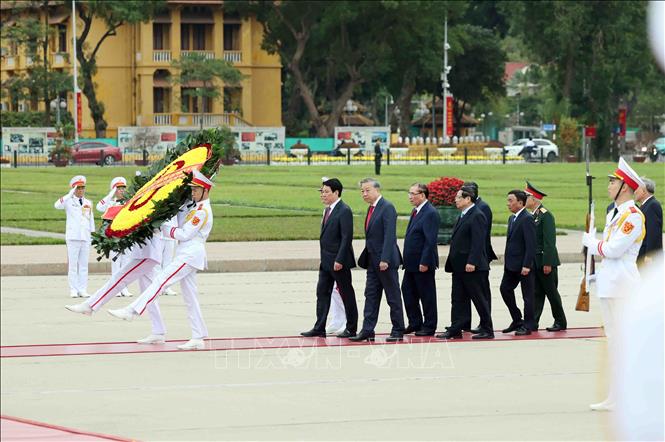 Lãnh đạo Đảng, Nhà nước vào Lăng viếng Chủ tịch Hồ Chí Minh   - Ảnh 1.