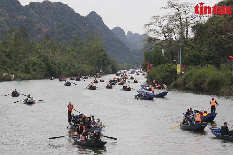 Lễ hội Chùa Hương 2025: Sử dụng vé điện tử tích hợp cả vé thắng cảnh và xuồng đò- Ảnh 4.