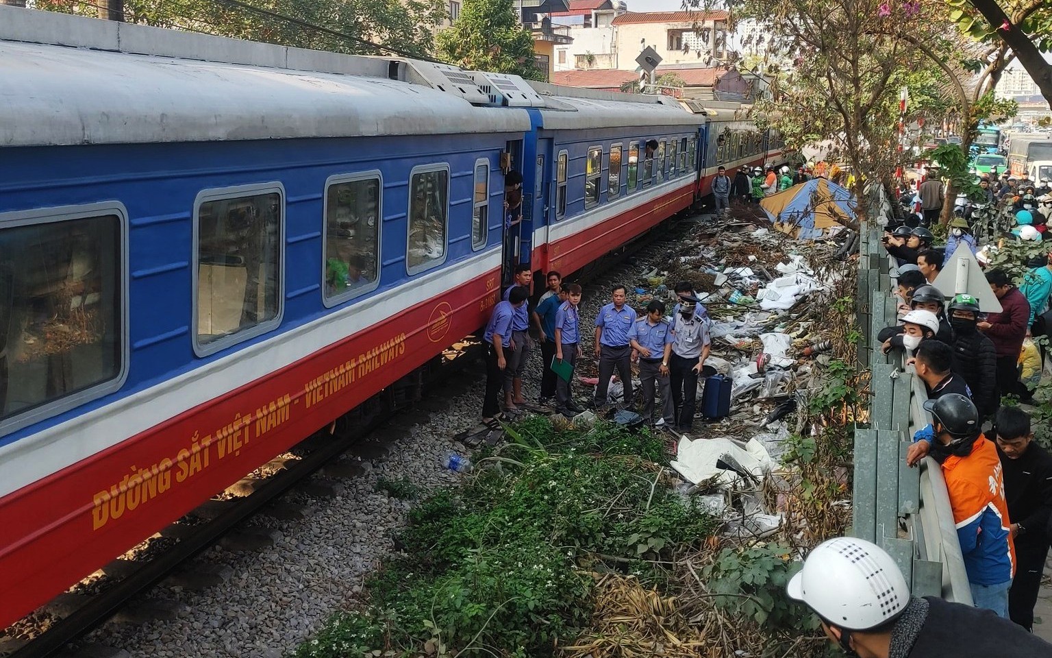 Một người đi xe máy tử vong tại chỗ sau khi va chạm với tàu hỏa