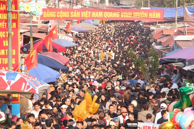 'Biển người' kéo về chợ Viềng ở Nam Định để 'mua may, bán rủi'- Ảnh 10.