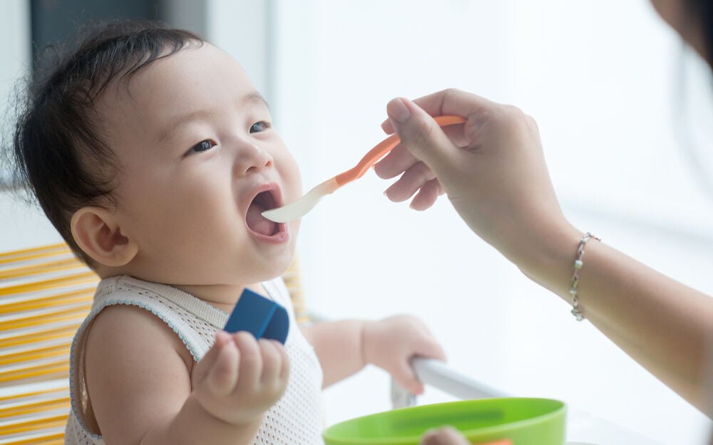 Nên cho trẻ ăn dặm thời điểm nào?