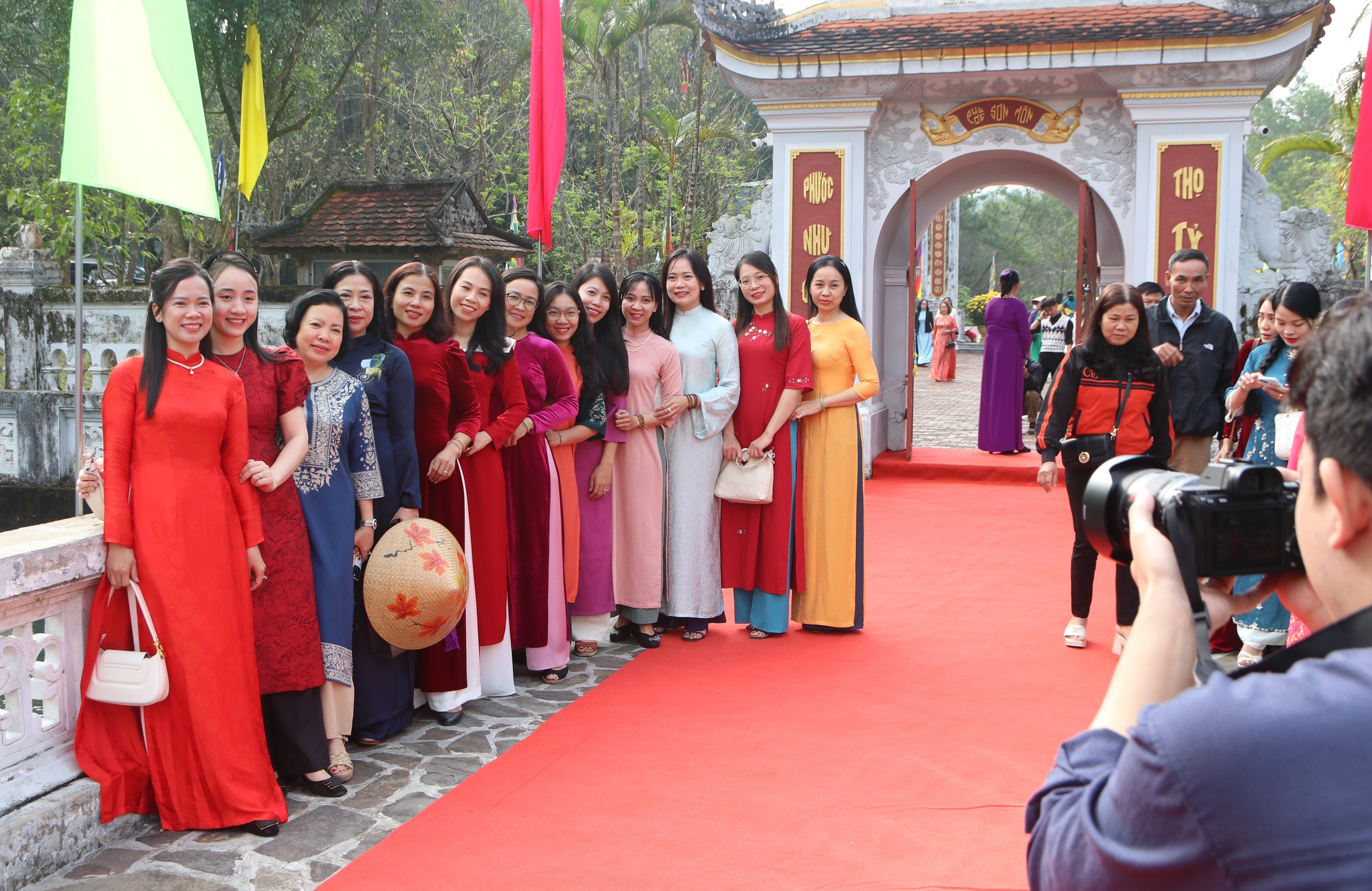 Dòng người khai hội đền Huyền Trân tưởng nhớ công ơn bậc tiền nhân mở cõi- Ảnh 9.