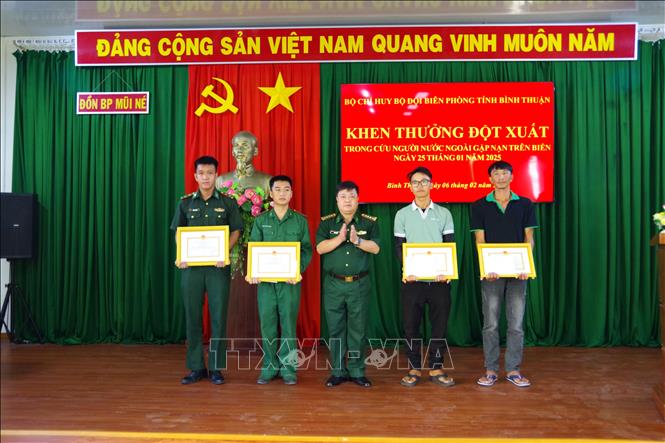 Khen thưởng các cá nhân cứu du khách nước ngoài bị sóng cuốn- Ảnh 1.