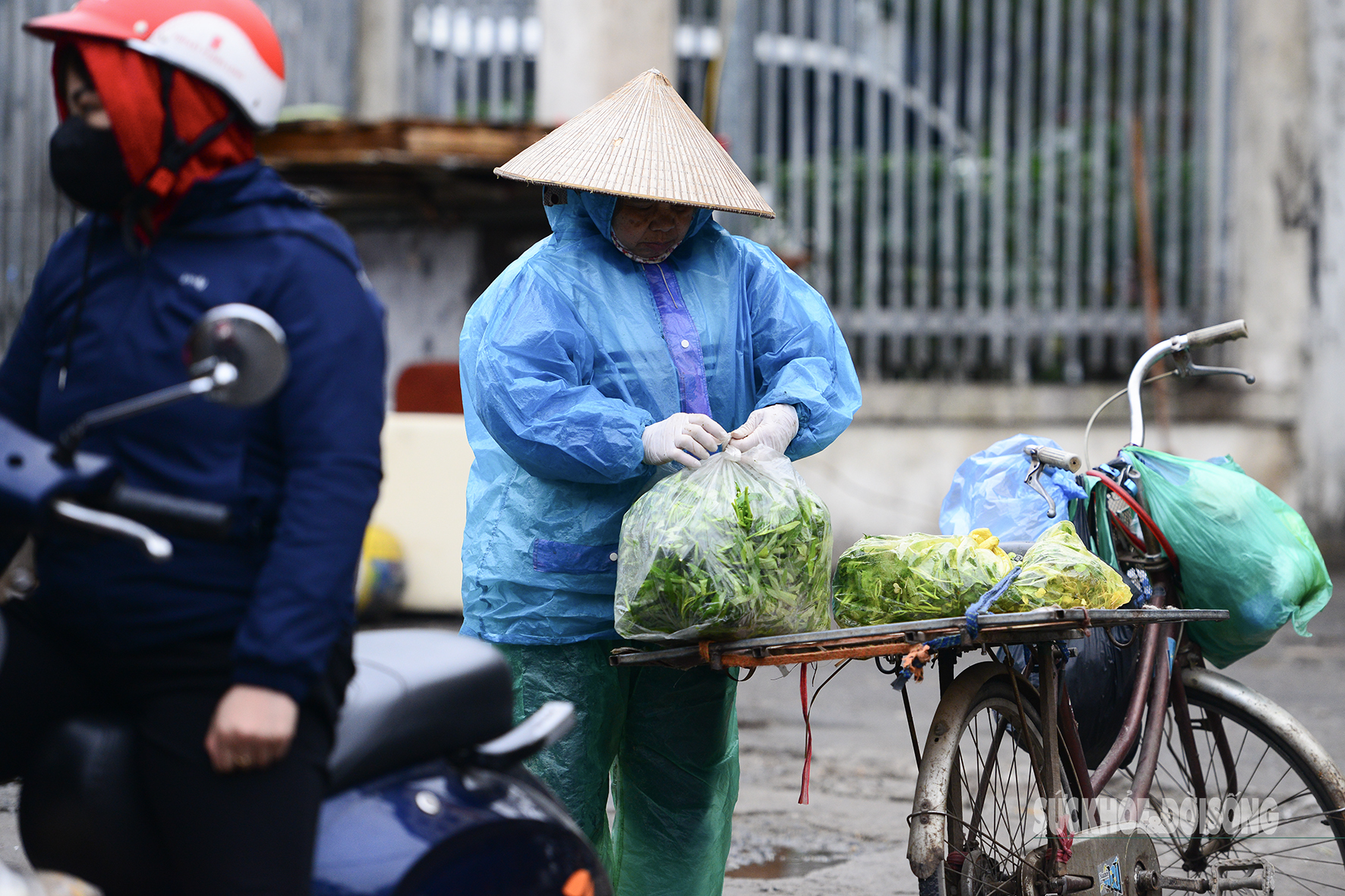 Trùm áo mưa, đốt lửa mưu sinh trong giá rét ở Hà Nội- Ảnh 6.