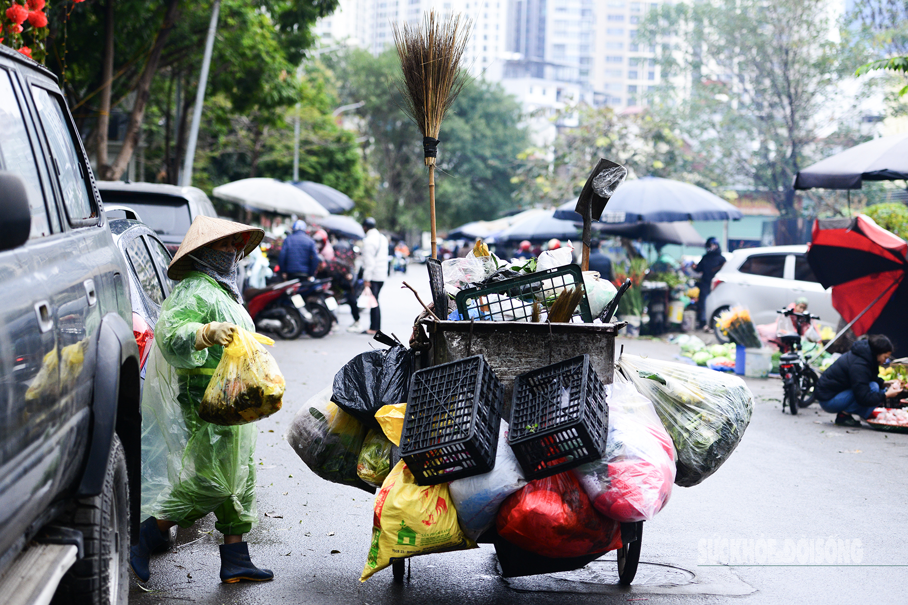 Trùm áo mưa, đốt lửa mưu sinh trong giá rét ở Hà Nội- Ảnh 11.