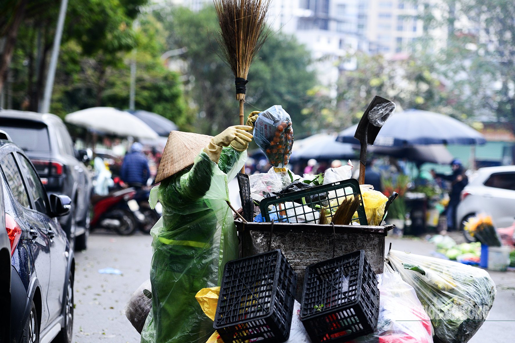 Trùm áo mưa, đốt lửa mưu sinh trong giá rét ở Hà Nội- Ảnh 12.