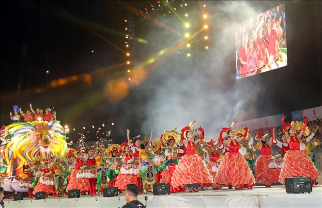 Việt Nam gây ấn tượng sâu sắc tại lễ hội văn hóa Chingay Parade 2025 ở Singapore- Ảnh 2.