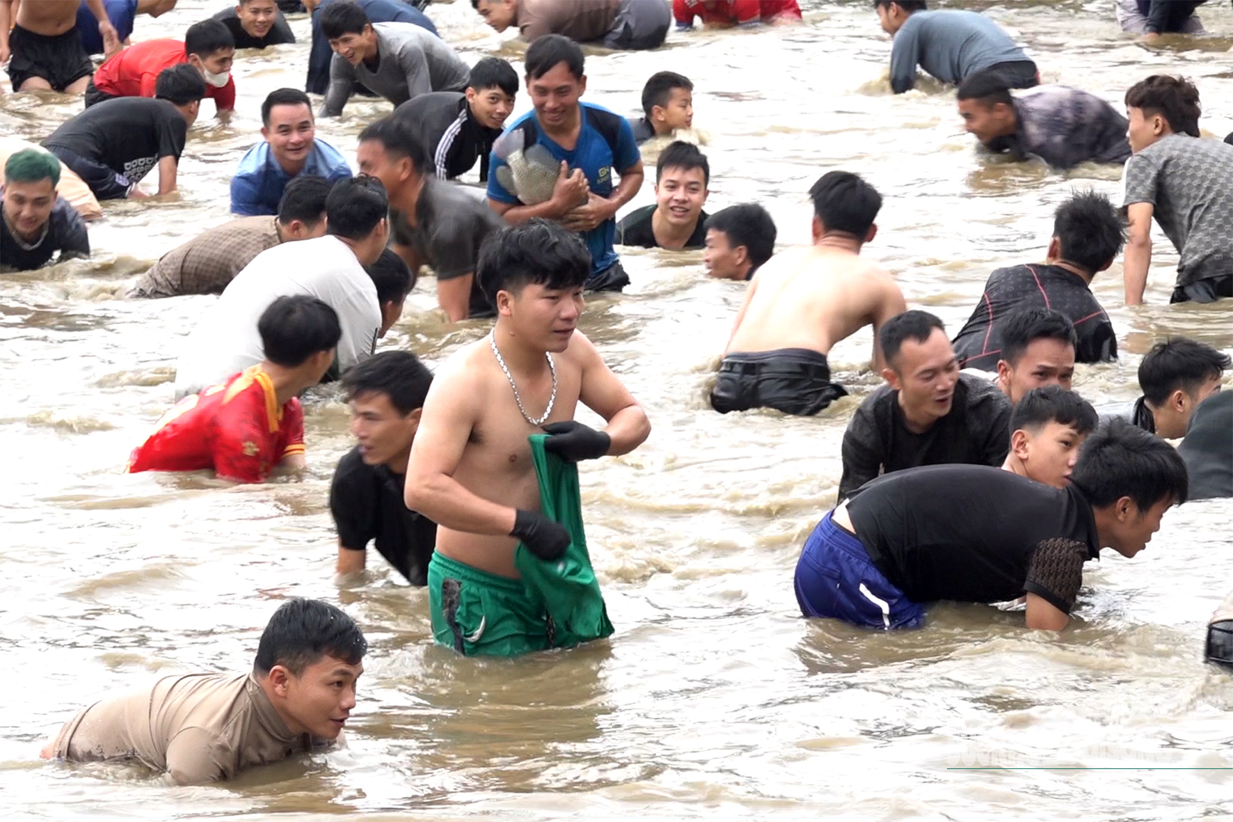 Độc đáo hội thi bắt cá bằng tay ở Lâm Bình- Ảnh 2.