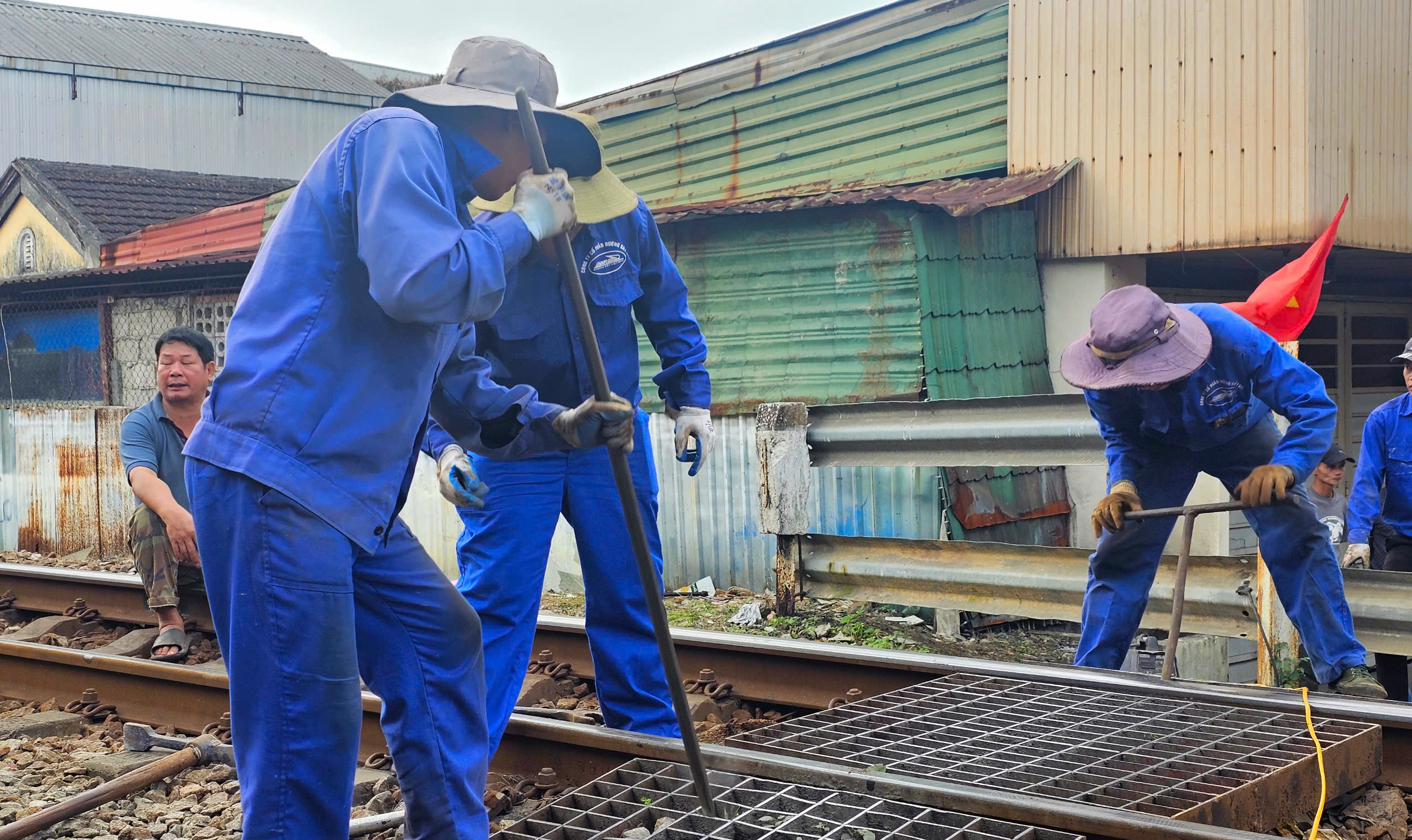 Đóng điểm giao với đường sắt ở Huế sau tai nạn khiến nữ sinh tử vong- Ảnh 2.