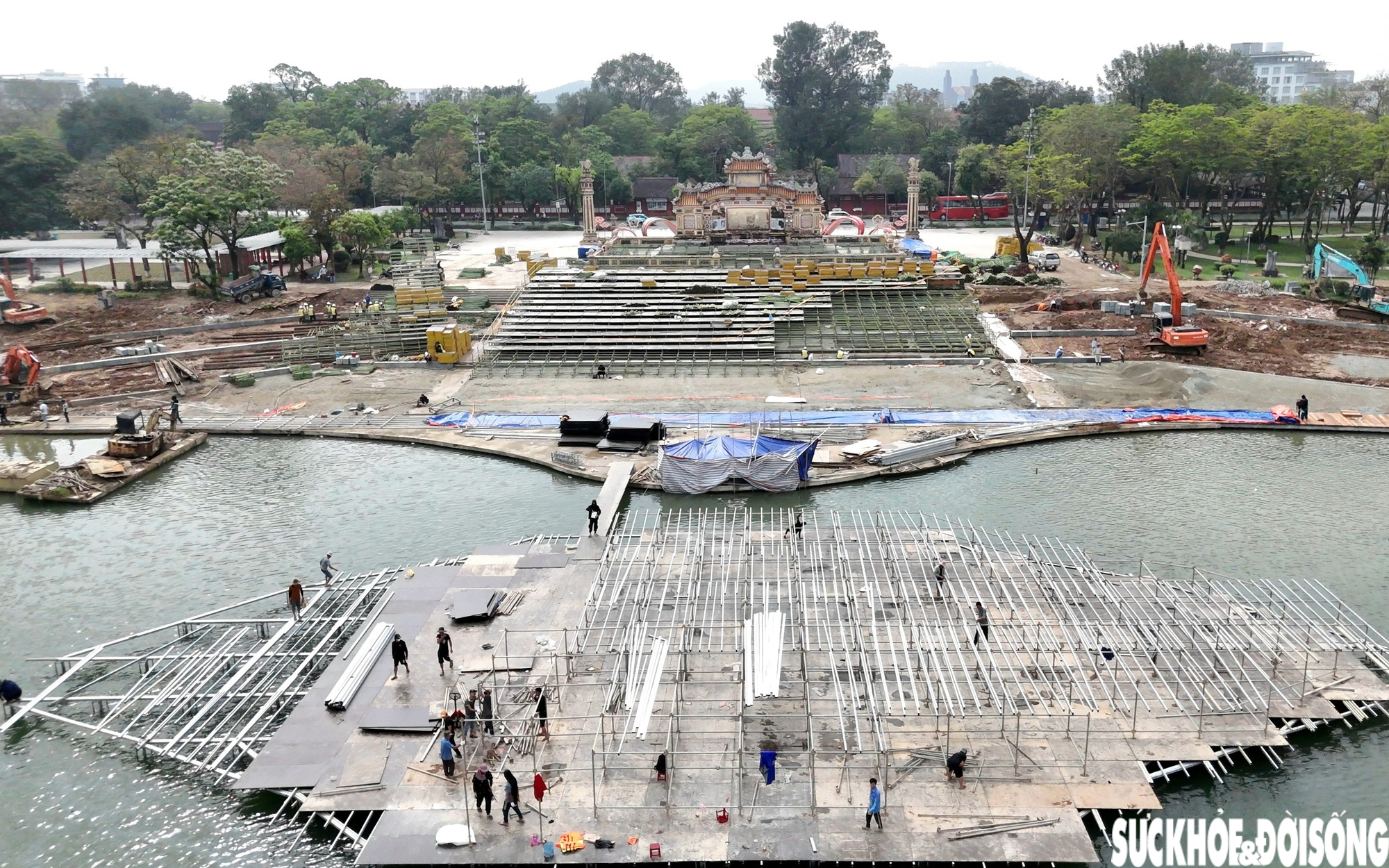 Hiện trạng sân khấu ngoài trời kết hợp đường dạo ven sông ở Huế sau lũ- Ảnh 13. Dần lộ diện sân khấu ngoài trời hàng chục tỷ đồng ở Huế