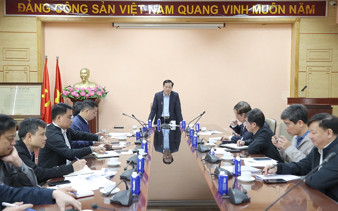 Thứ trưởng Lê Đức Luận họp đôn đốc tiến độ triển khai dự án cơ sở 2 Bệnh viện Bạch Mai và Hữu nghị Việt Đức