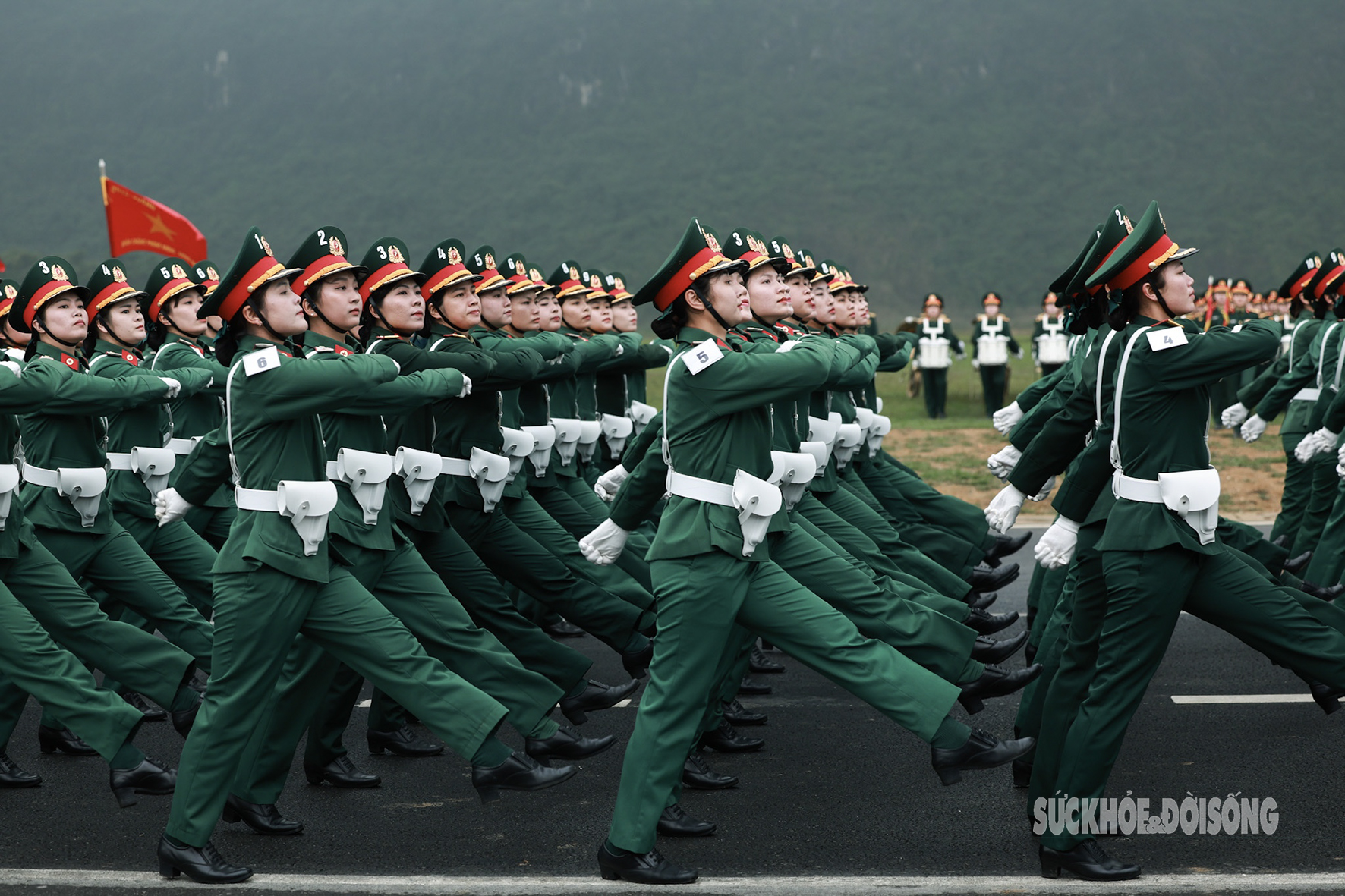 Ngắm những nữ chiến sĩ Quân y xinh đẹp luyện tập diễu binh, diễu hành- Ảnh 4.