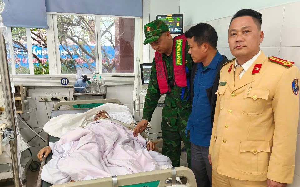Công an đường thủy cứu sống người đàn ông gặp nạn giữa dòng nước chảy xiết