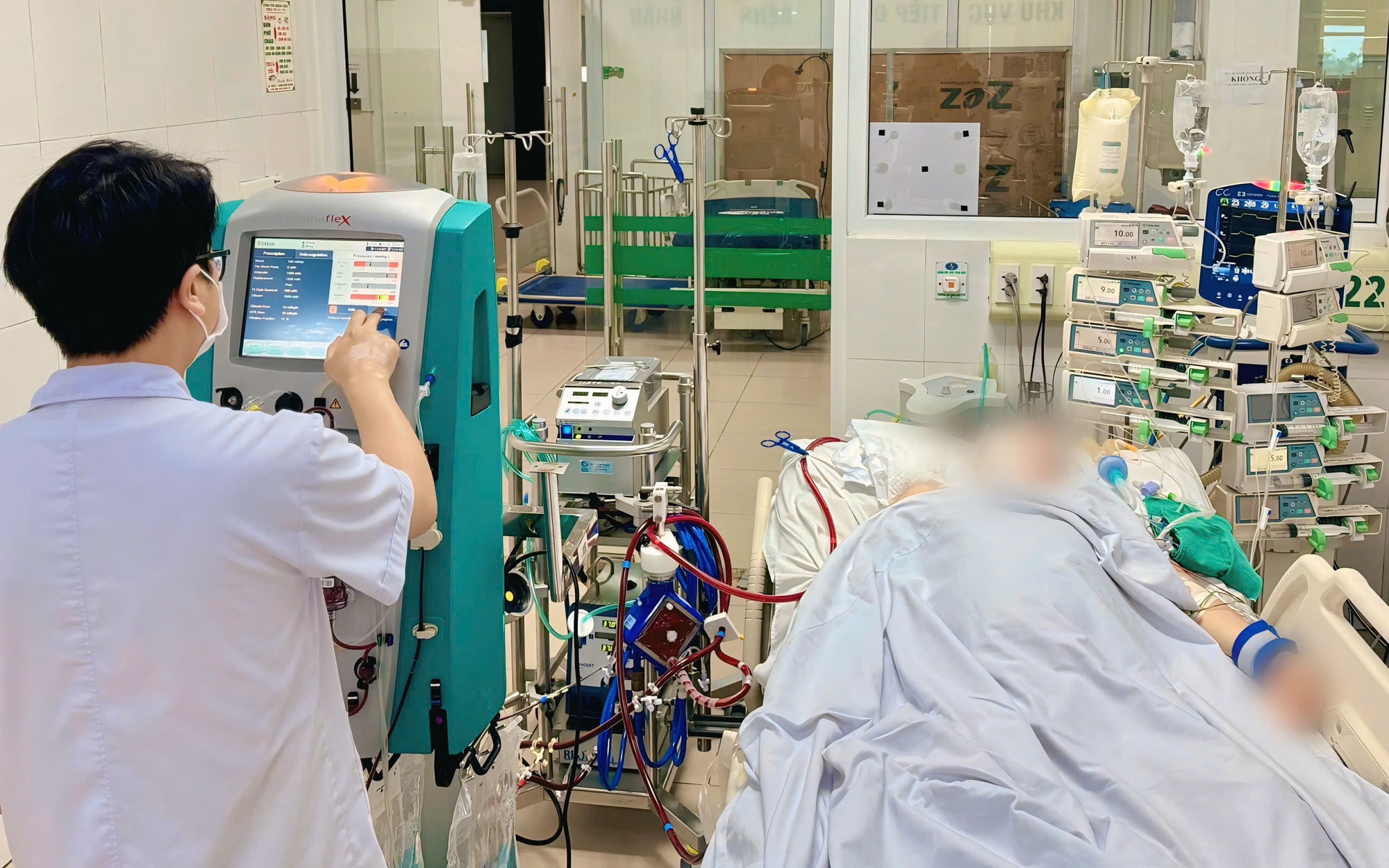 Thay huyết tương, sử dụng Ecmo cứu sống người phụ nữ mắc liền 2 bệnh nguy hiểm