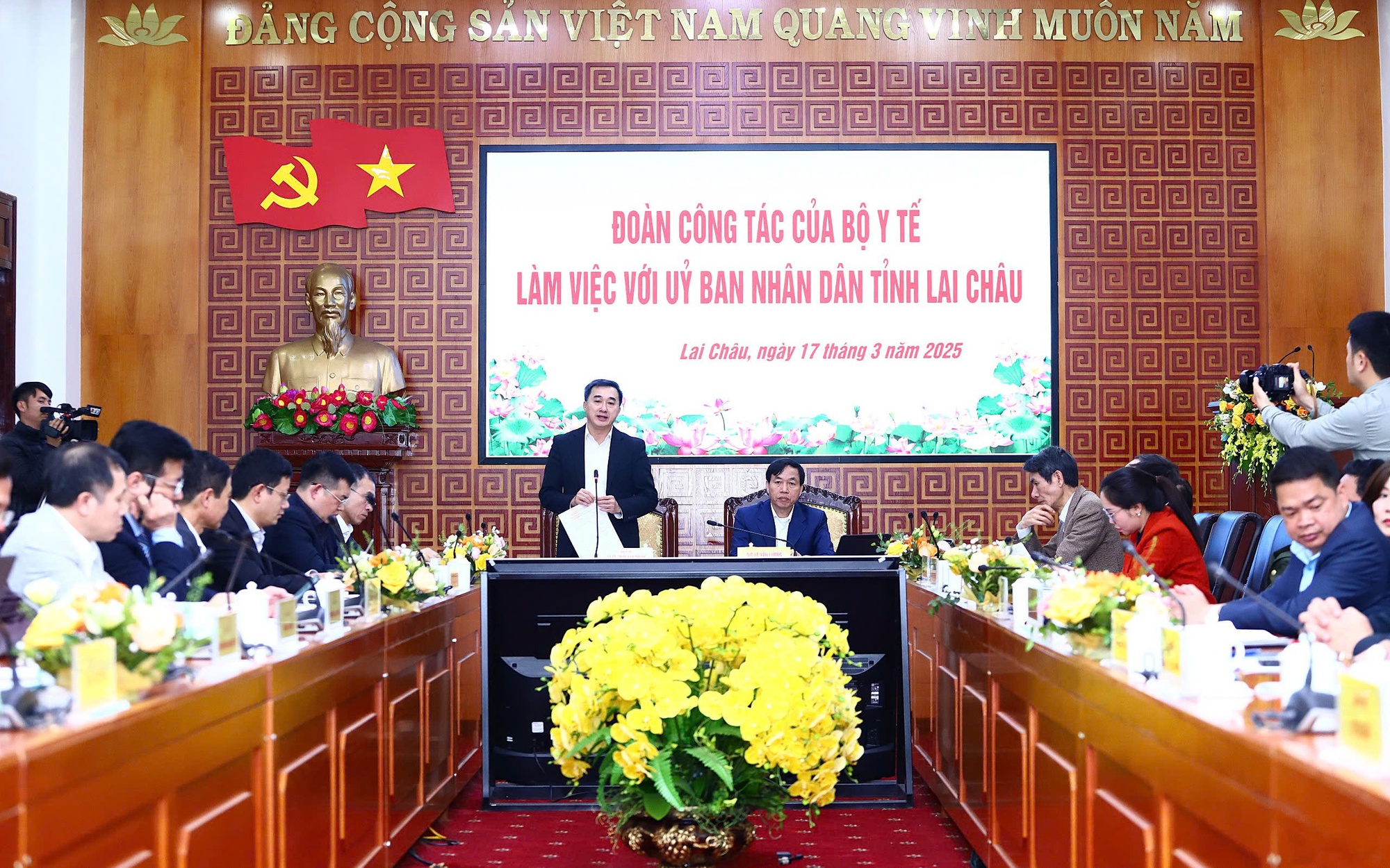 Chuyển đổi số y tế: Không còn cảnh chen chúc, chờ đợi ở bệnh viện khi đặt lịch khám 'online' - Ảnh 6.