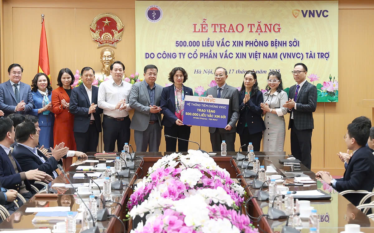 Bộ Y tế nhận 500.000 liều vaccine phòng bệnh sởi do VNVC trao tặng