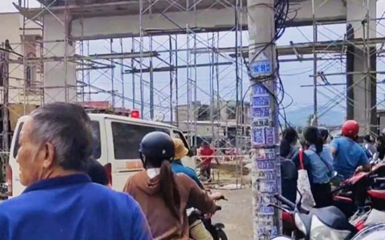 Sập giàn giáo công trình cổng chào thôn, 5 người bị thương