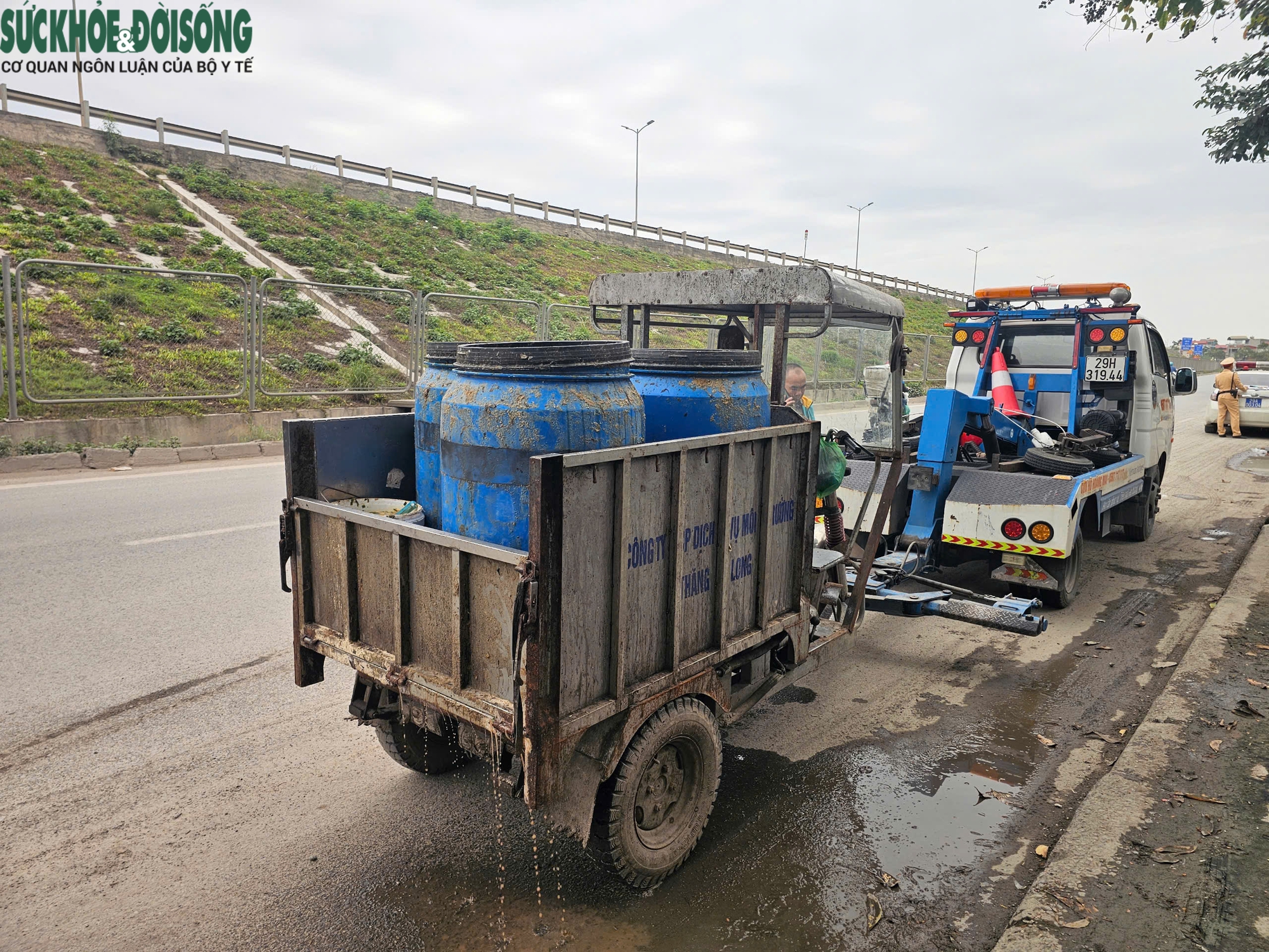 Công an Hà Nội xử lý hàng loạt xe ba gác 'tung hoành' trên đường- Ảnh 2.