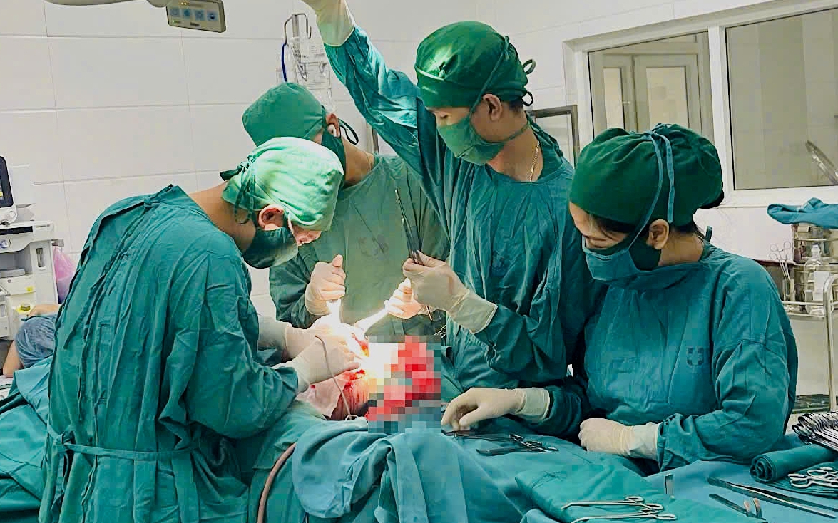Cụ ông 77 tuổi mắc đồng thời phì đại tuyến tiền liệt, thoát vị bẹn và khối u mỡ khổng lồ- Ảnh 3.