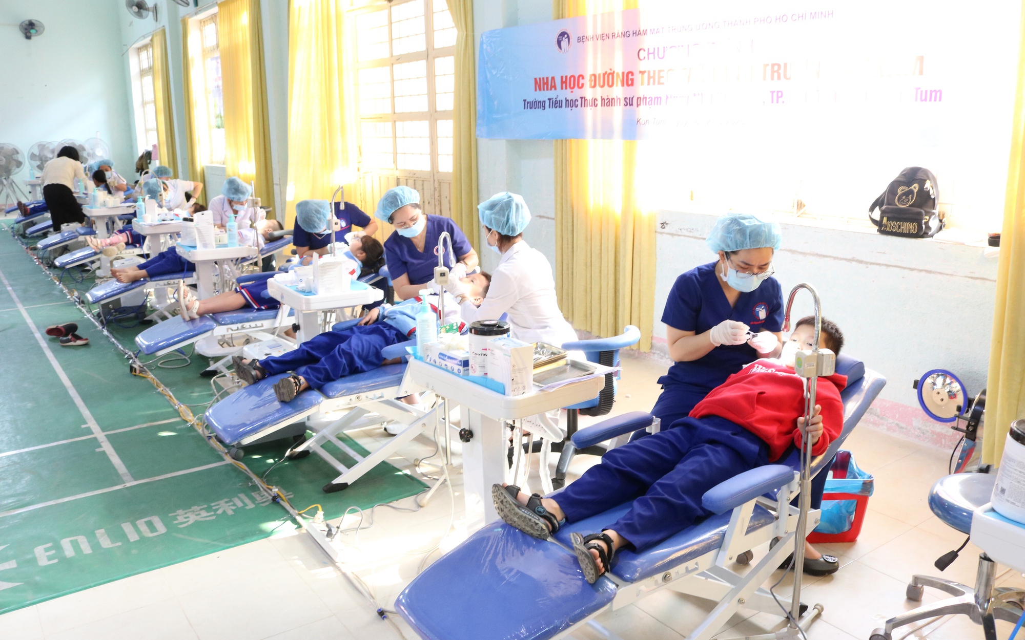 Bệnh viện Răng Hàm Mặt TW TPHCM hỗ trợ thiết bị nha khoa cho Kon Tum thúc đẩy mô hình nha học đường