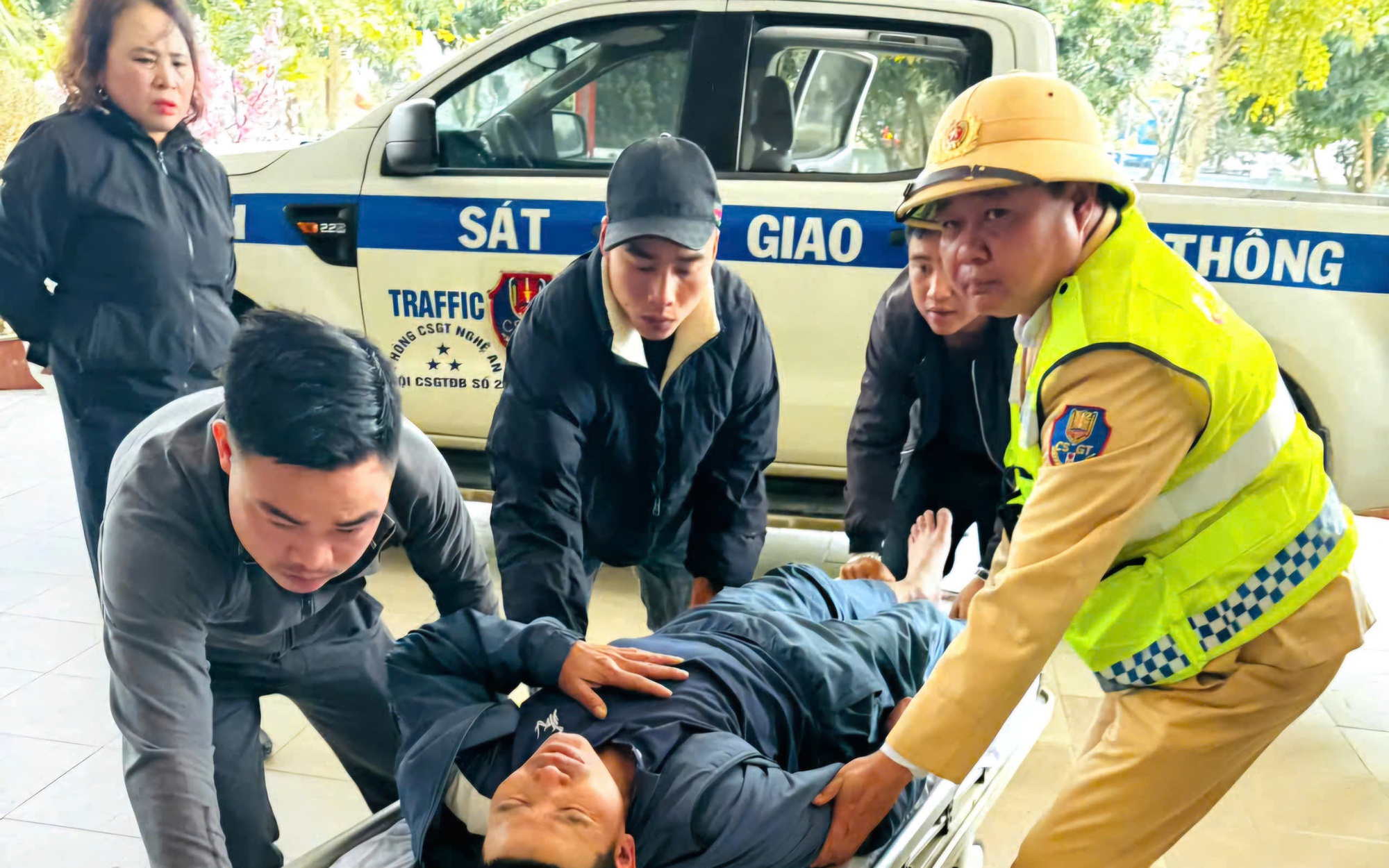 CSGT kịp thời đưa người đàn ông đột quỵ đến viện