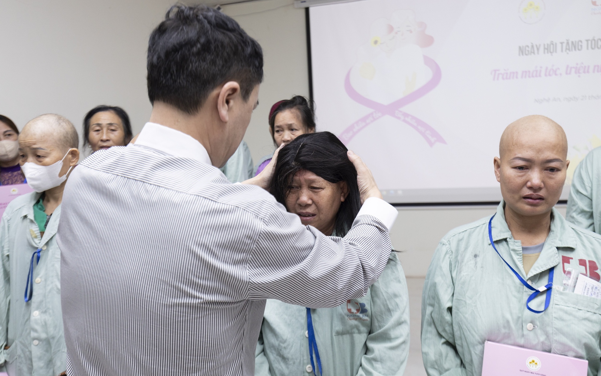 Bệnh nhân ung thư bật khóc khi được tặng tóc