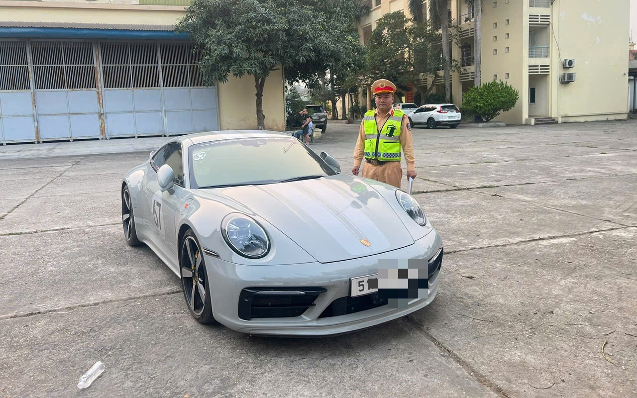 Cục CSGT chỉ ra 'kinh nghiệm sống còn' sau vụ ô tô vượt ẩu bất chấp an toàn- Ảnh 1. Xử phạt tổng 20 triệu đồng 4 siêu xe Porsche lấn làn, vượt ẩu trên cao tốc