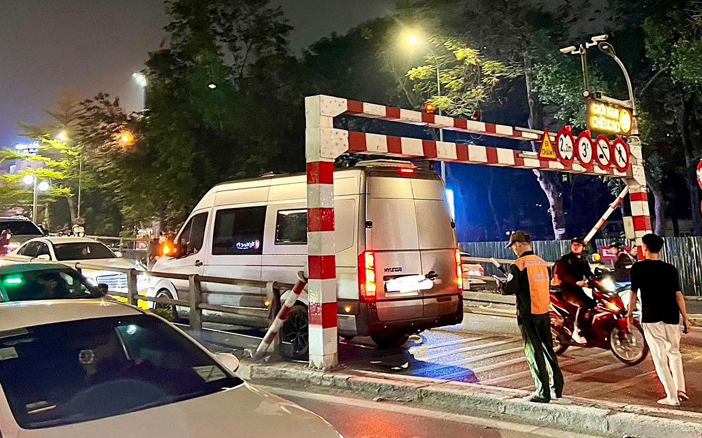 Ô tô "quá khổ" lại mắc kẹt khi lên cầu vượt Thái Hà - Chùa Bộc