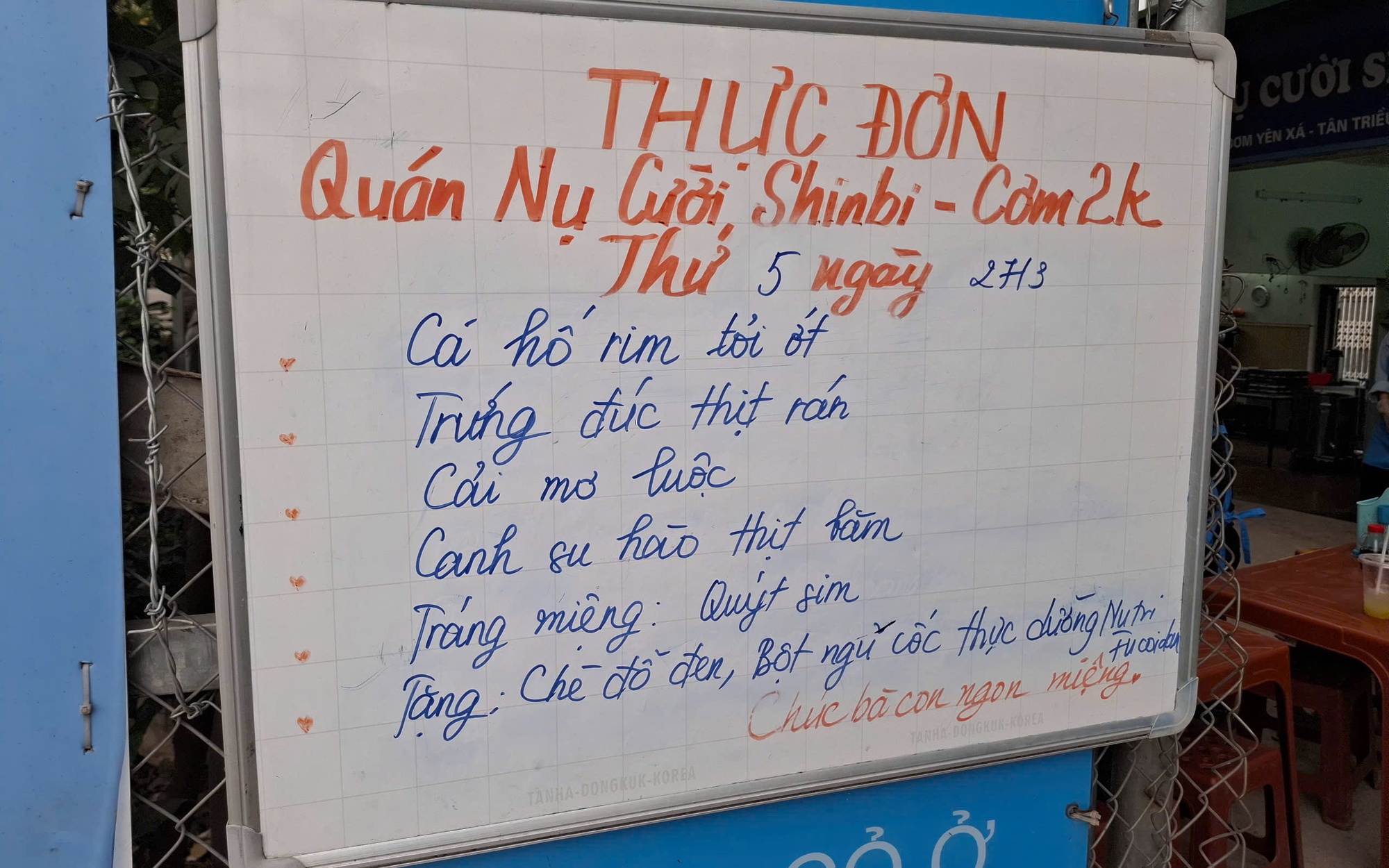 Giá thực phẩm tăng, quán cơm 2.000 đồng vẫn 'giữ lửa' vì người nghèo- Ảnh 5.