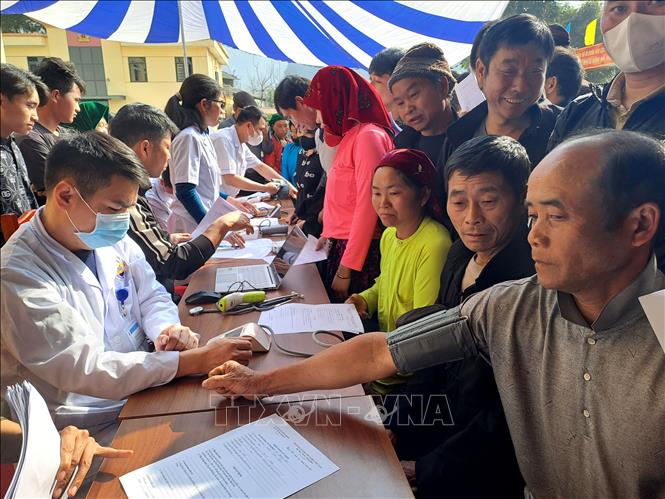 Hàng nghìn người dân vùng biên giới Hà Giang được khám, phát thuốc miễn phí- Ảnh 2.