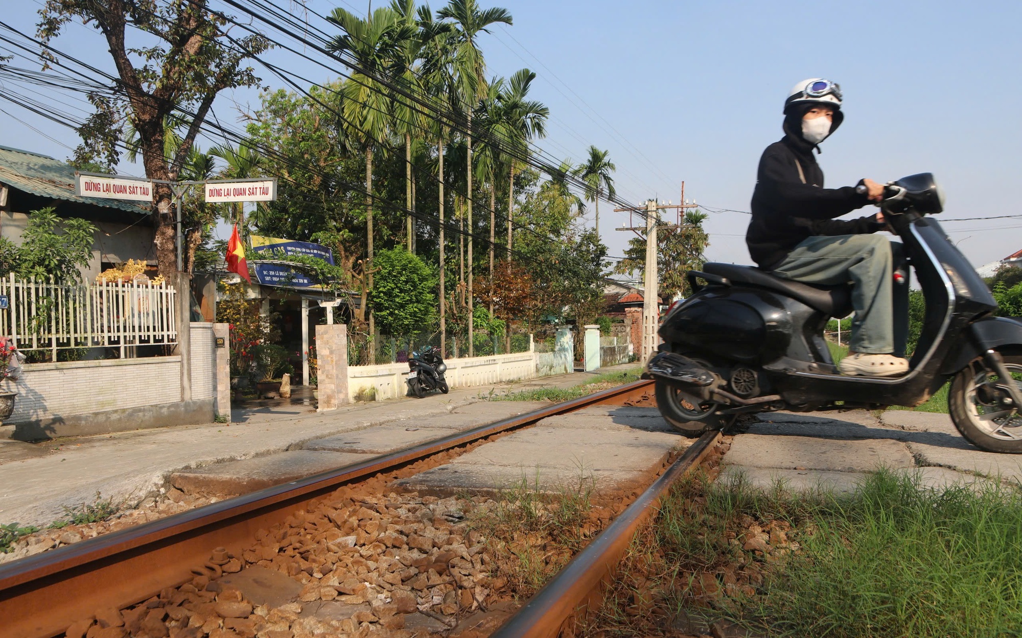 Hiểm họa từ những lối đi tự mở cắt ngang đường sắt ở Huế