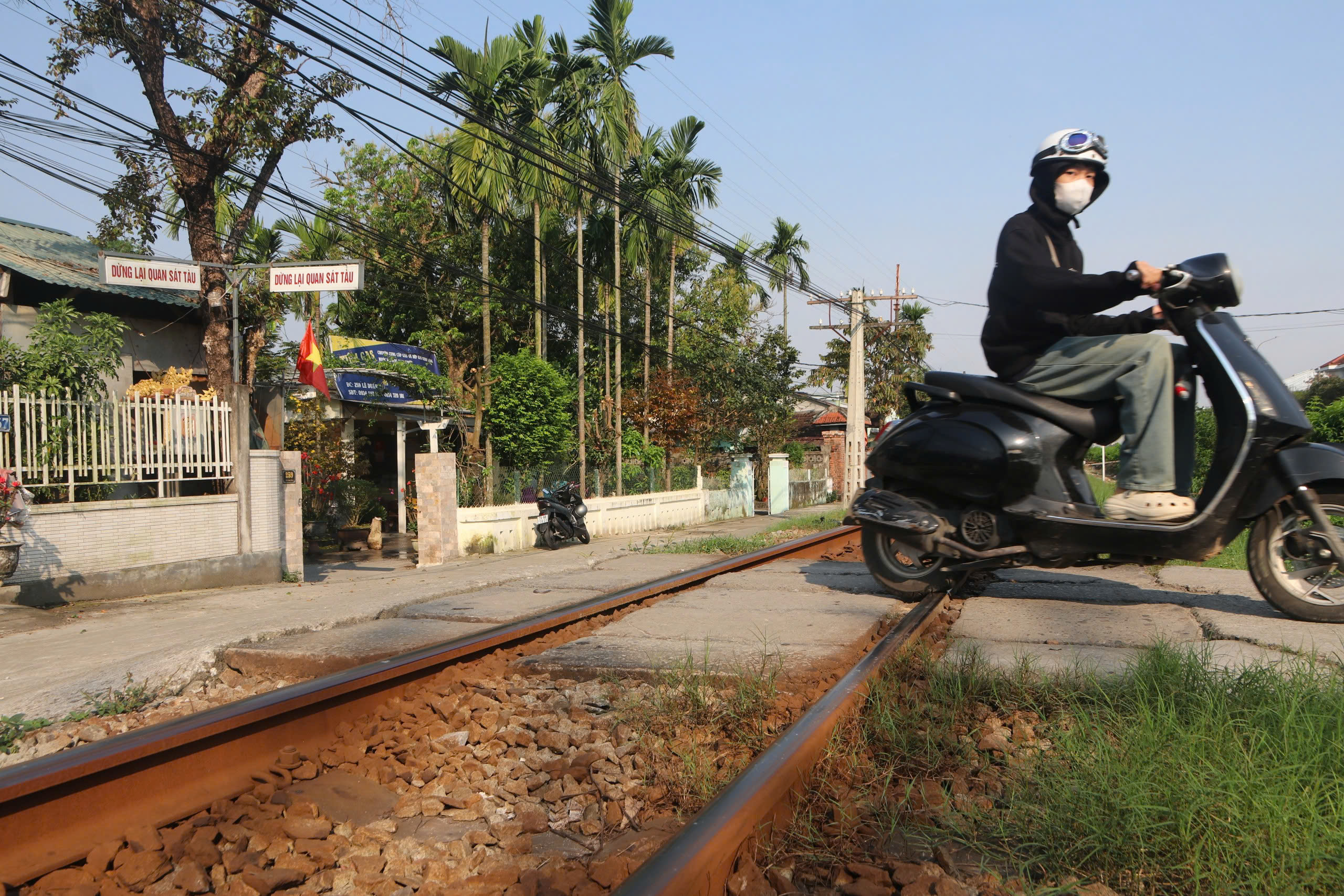 Hiểm hoạ từ những lối đi tự mở cắt ngang đường sắt ở Huế- Ảnh 6.