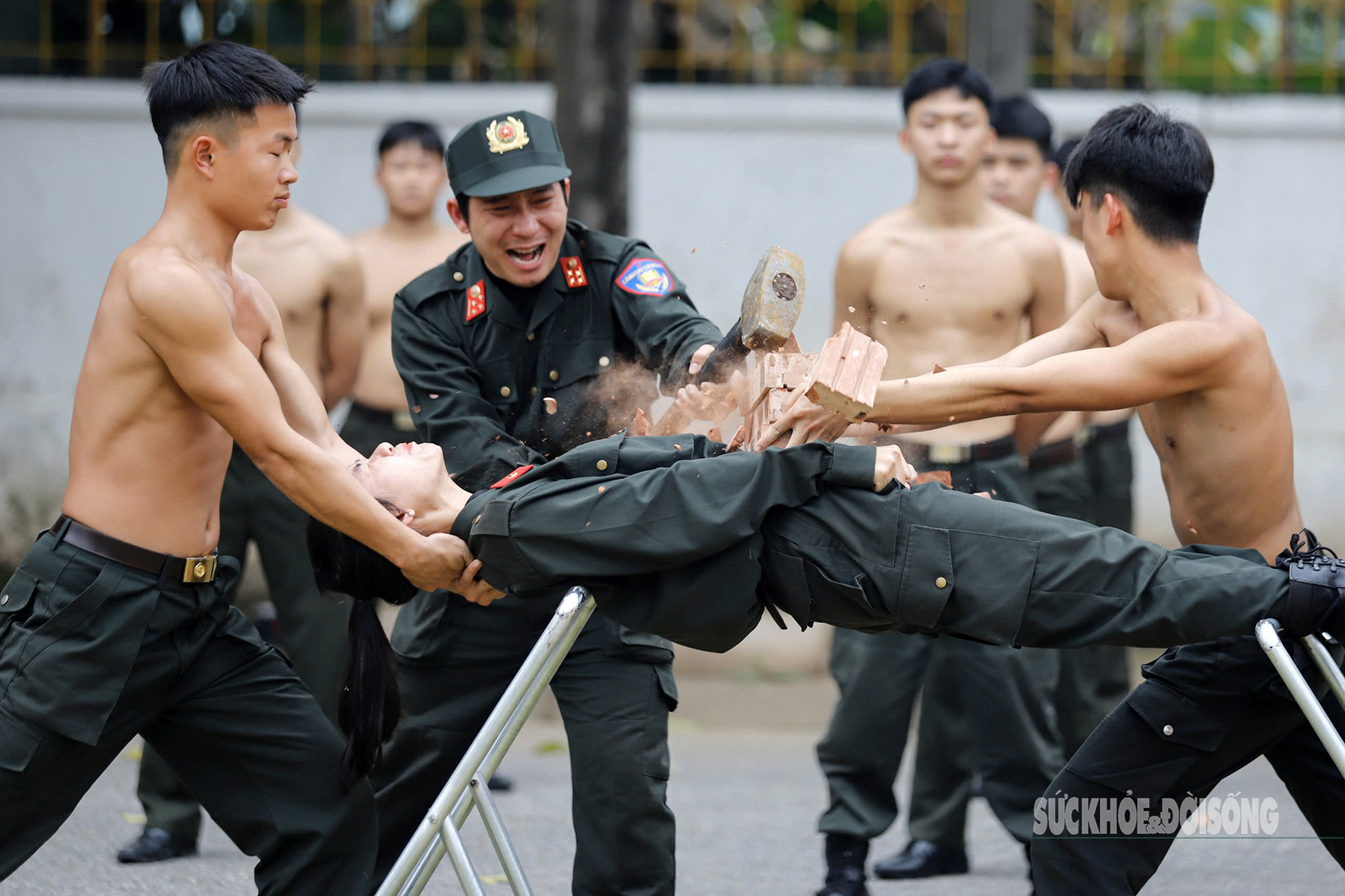 Nữ cảnh sát đặc nhiệm - những 'bông hoa thép' trên thao trường- Ảnh 3.