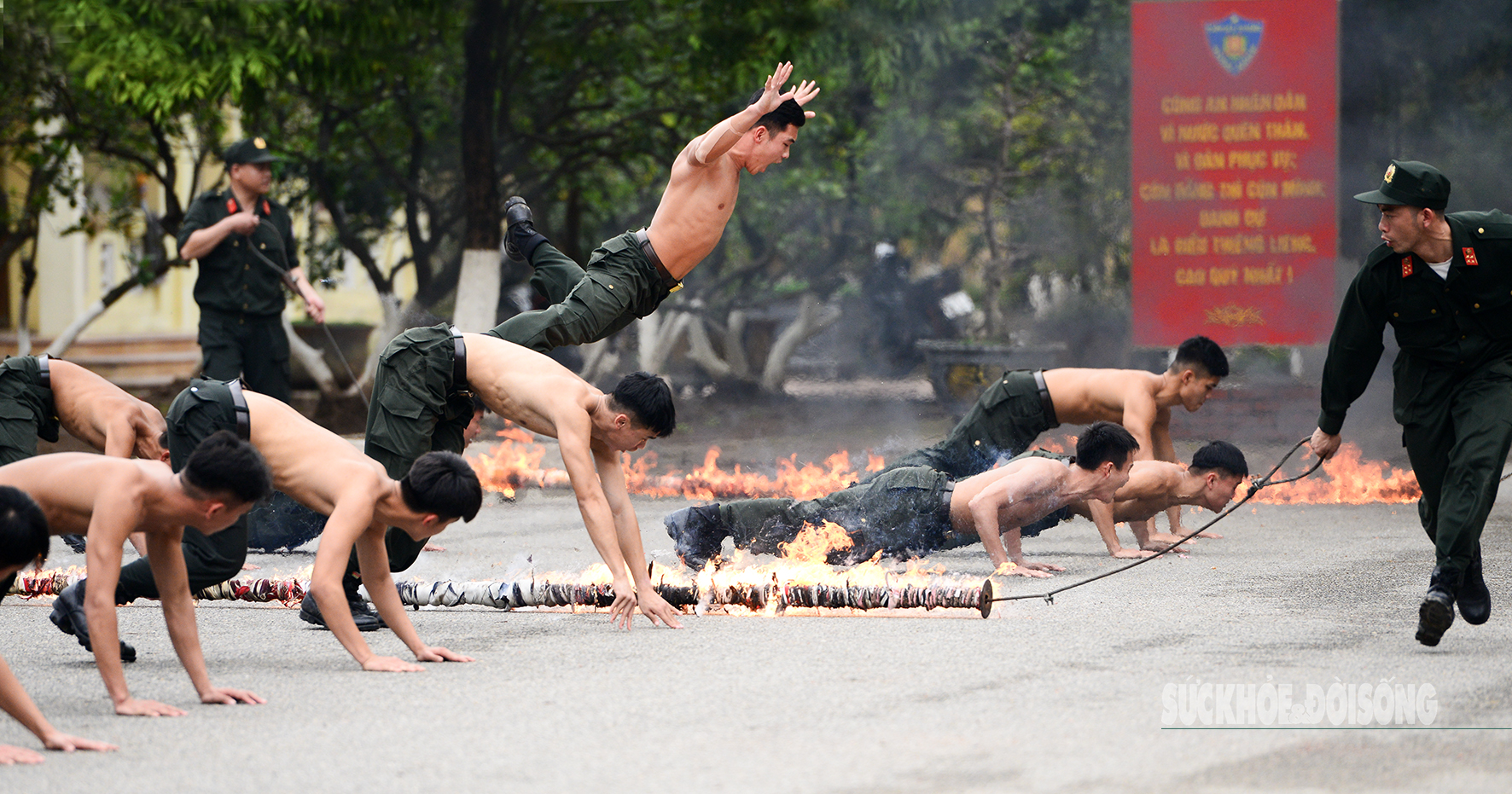 Mãn nhãn màn biểu diễn võ thuật, khí công, tấn công tội phạm của lực lượng cảnh sát- Ảnh 11.