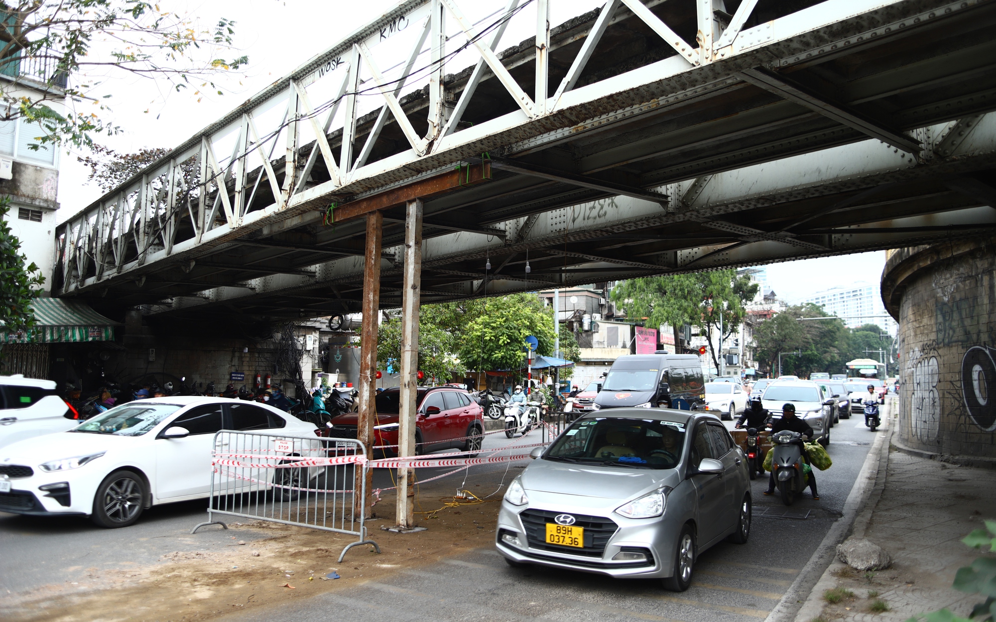 Cầu Long Biên phải &quot;chống nạng&quot;
