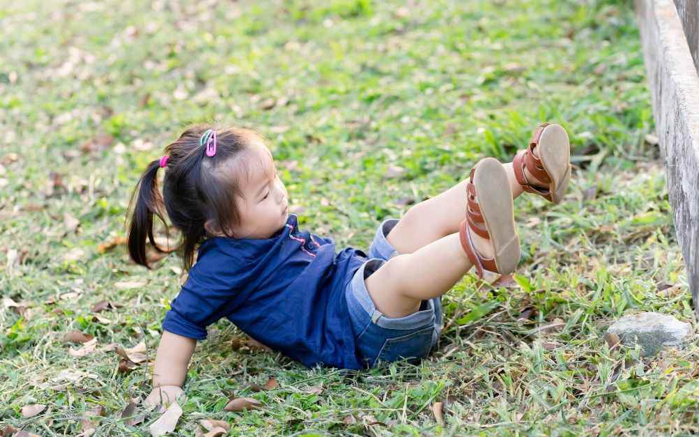 Bé trai ngã từ giường xuống đất vỡ khí quản: Phòng tai nạn ngã ở trẻ em thế nào?