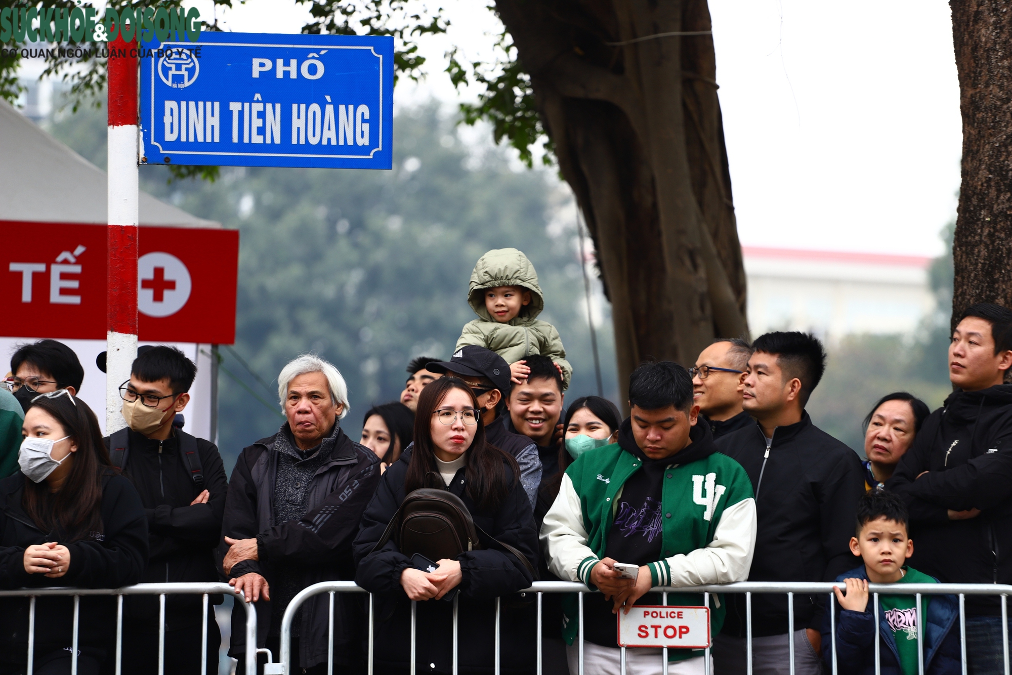 Kỵ binh, Cảnh khuyển trình diễn trên phố đi bộ, không ngại 'giao lưu' với trẻ nhỏ- Ảnh 4.