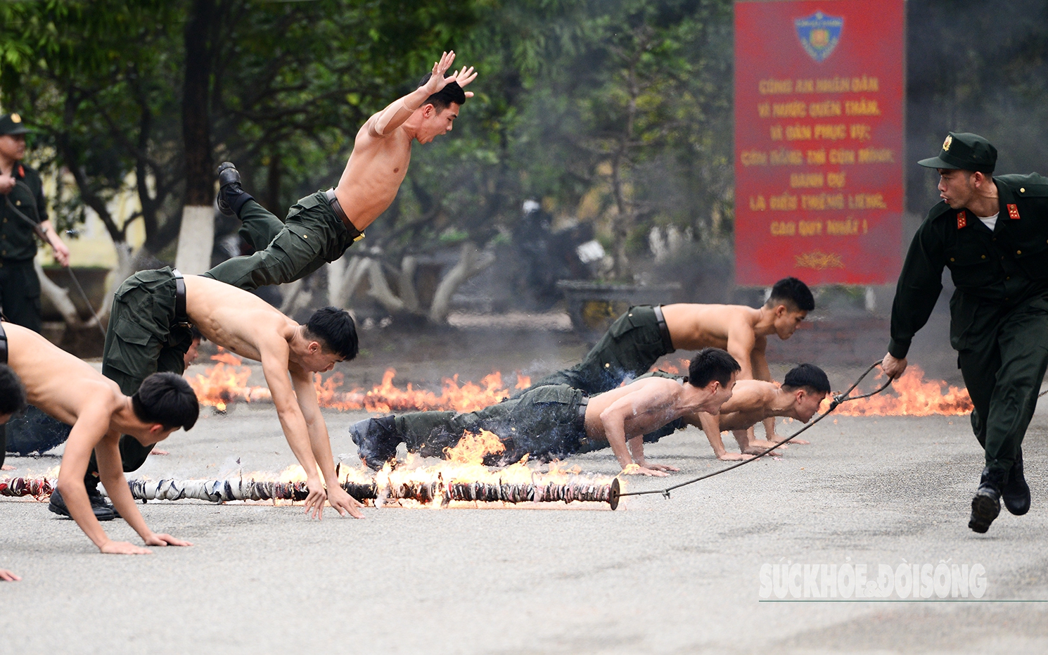 Mãn nhãn màn biểu diễn võ thuật, khí công, tấn công tội phạm của lực lượng cảnh sát