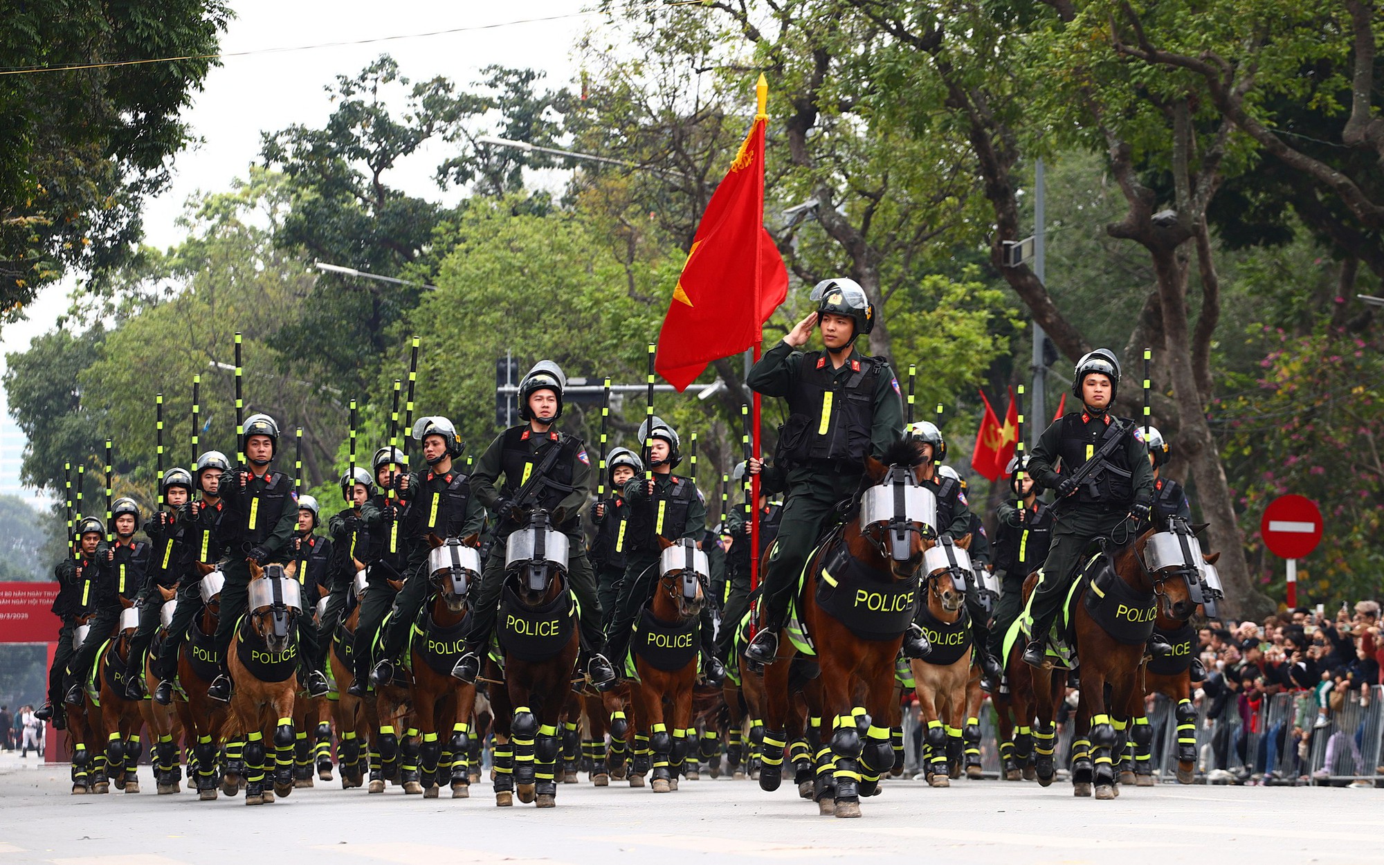 Kỵ binh, Cảnh khuyển trình diễn trên phố đi bộ, không ngại &quot;giao lưu&quot; với trẻ nhỏ