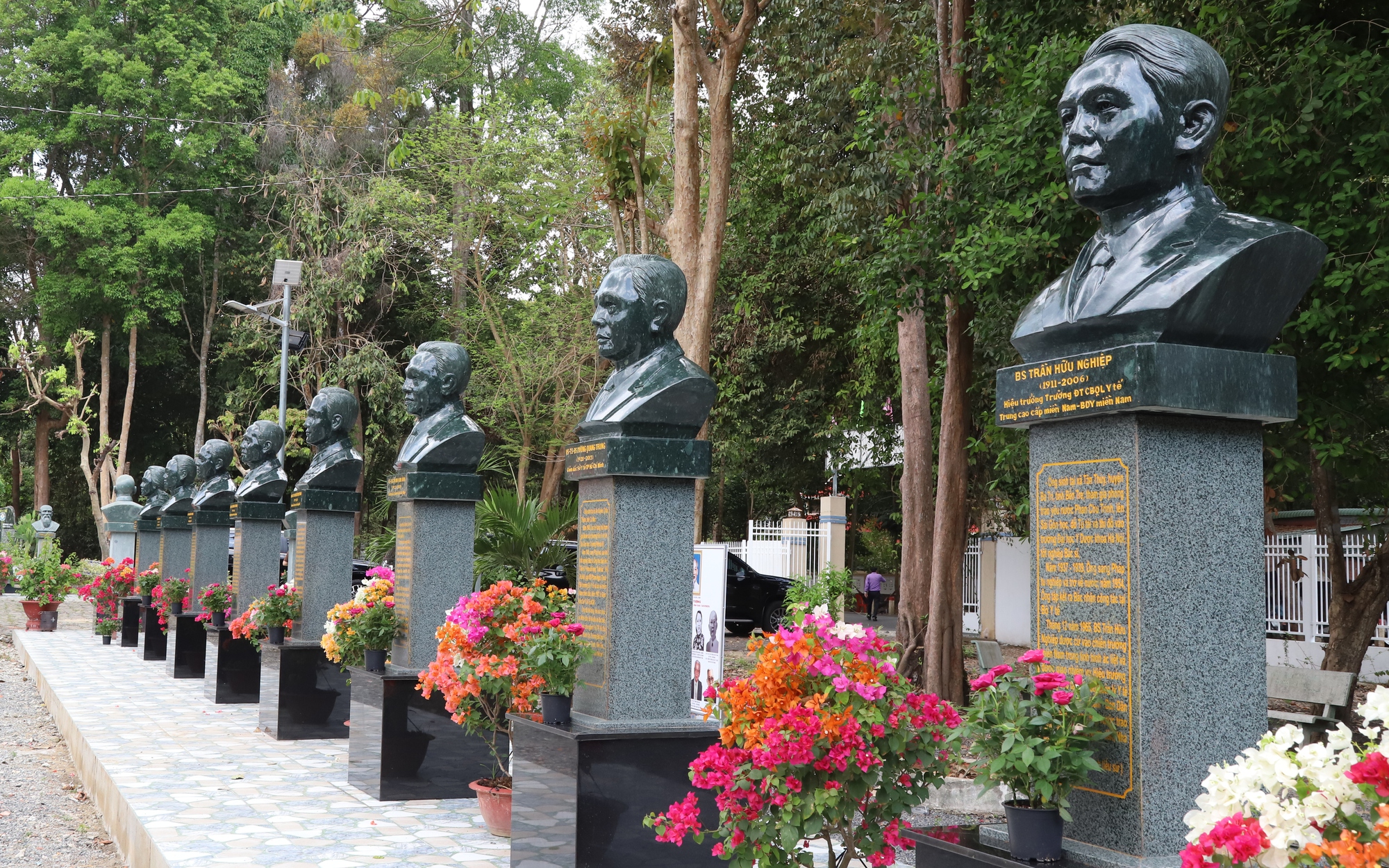 CLB Truyền thống Ban Dân y miền Nam kỷ niệm 50 năm thống nhất đất nước và khánh thành tượng thầy thuốc tiêu biểu