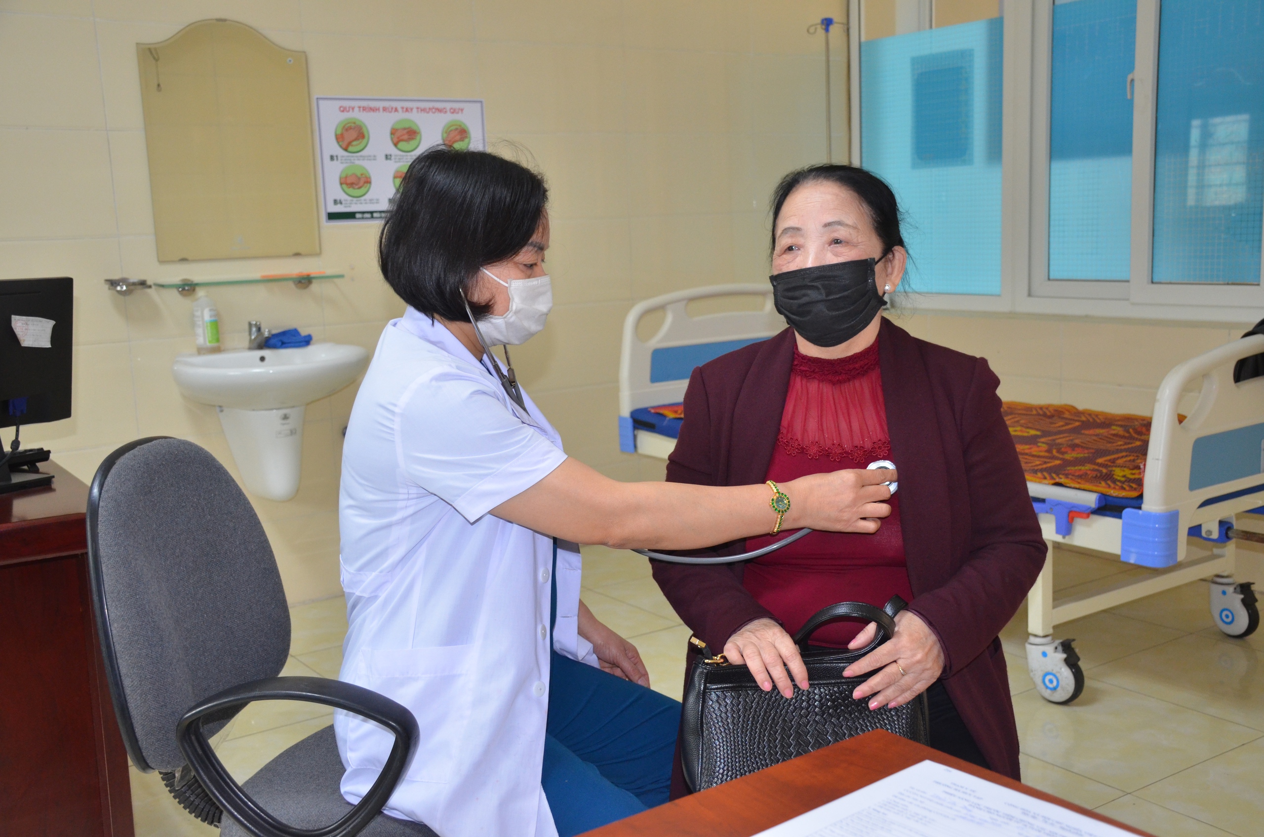 Số lượng bệnh nhân đến khám tại các trạm y tế phường, xã ở thành phố Vinh là rất ít. Khám cho bệnh nhân tại Trạm Y tế phường Hà Huy Tập. Số lượng bệnh nhân đến khám tại các trạm y tế phường, xã ở thành phố Vinh là rất ít. Khám cho bệnh nhân tại Trạm Y tế phường Hà Huy Tập.