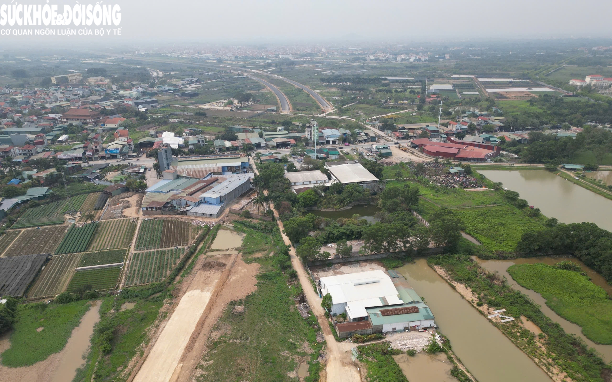 Diện mạo đường Vành đai 4 sau hơn 3 năm thi công- Ảnh 1. Đường song hành Vành đai 4 có kịp về đích vào tháng 10?