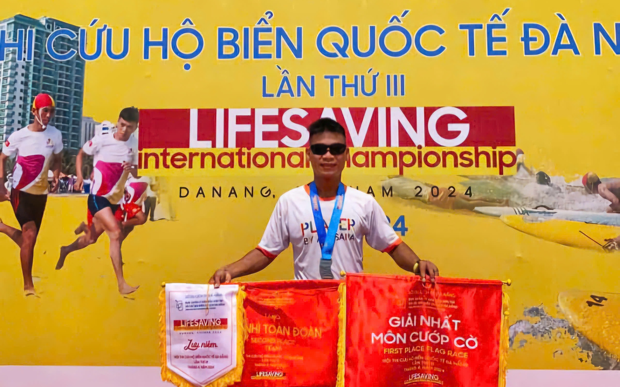 Nhân viên ngân hàng dũng cảm lao xuống sông Hương cứu người đuối nước