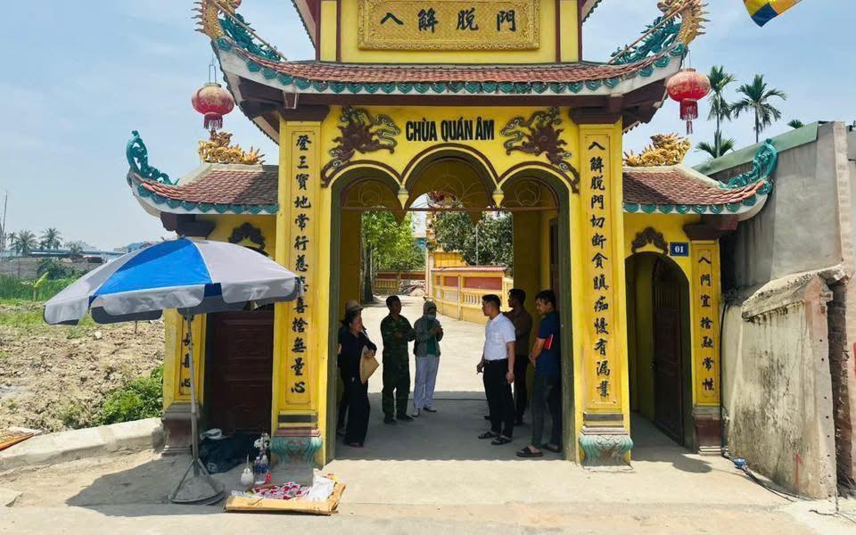 Xót xa, thi thể bé gái sơ sinh được phát hiện ở cổng chùa