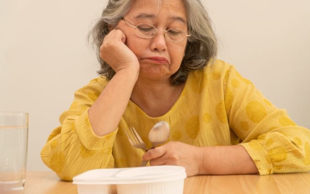 Người cao tuổi không ăn cơm, hại nhiều hơn lợi