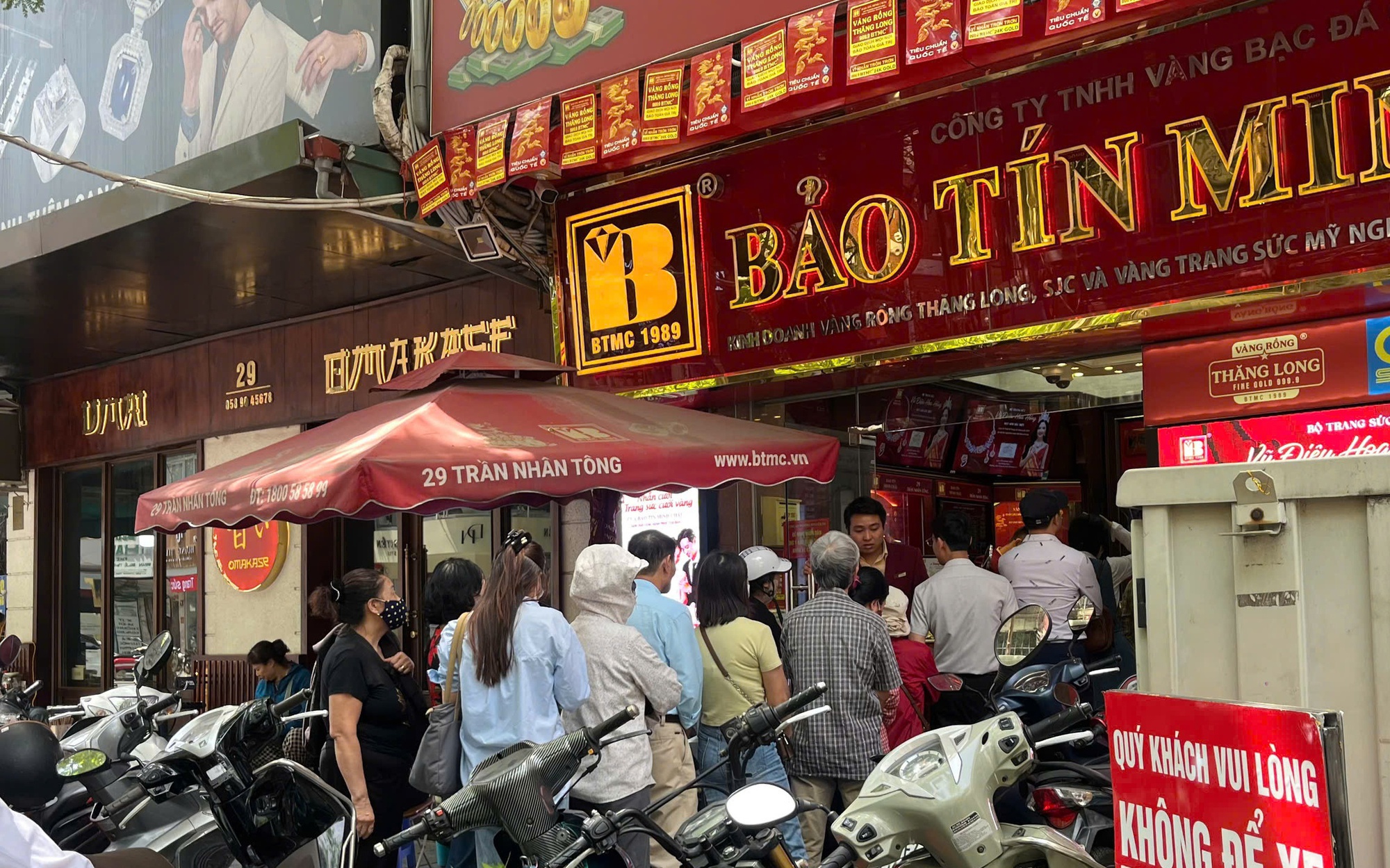 Giá vàng "leo cao", người dân xếp hàng "gom vàng"