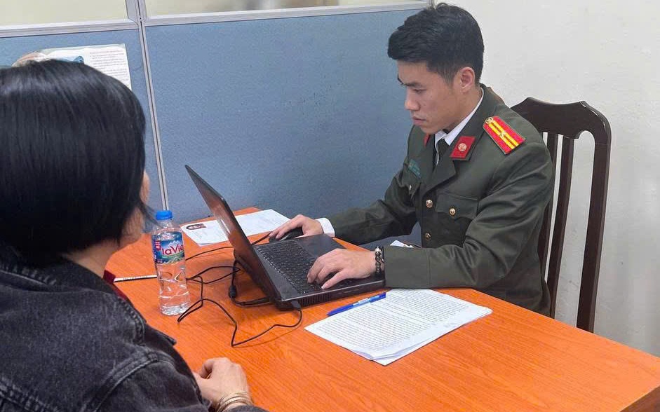 Live stream sai sự thật tại điểm đổi bằng lái, một phụ nữ bị xử phạt