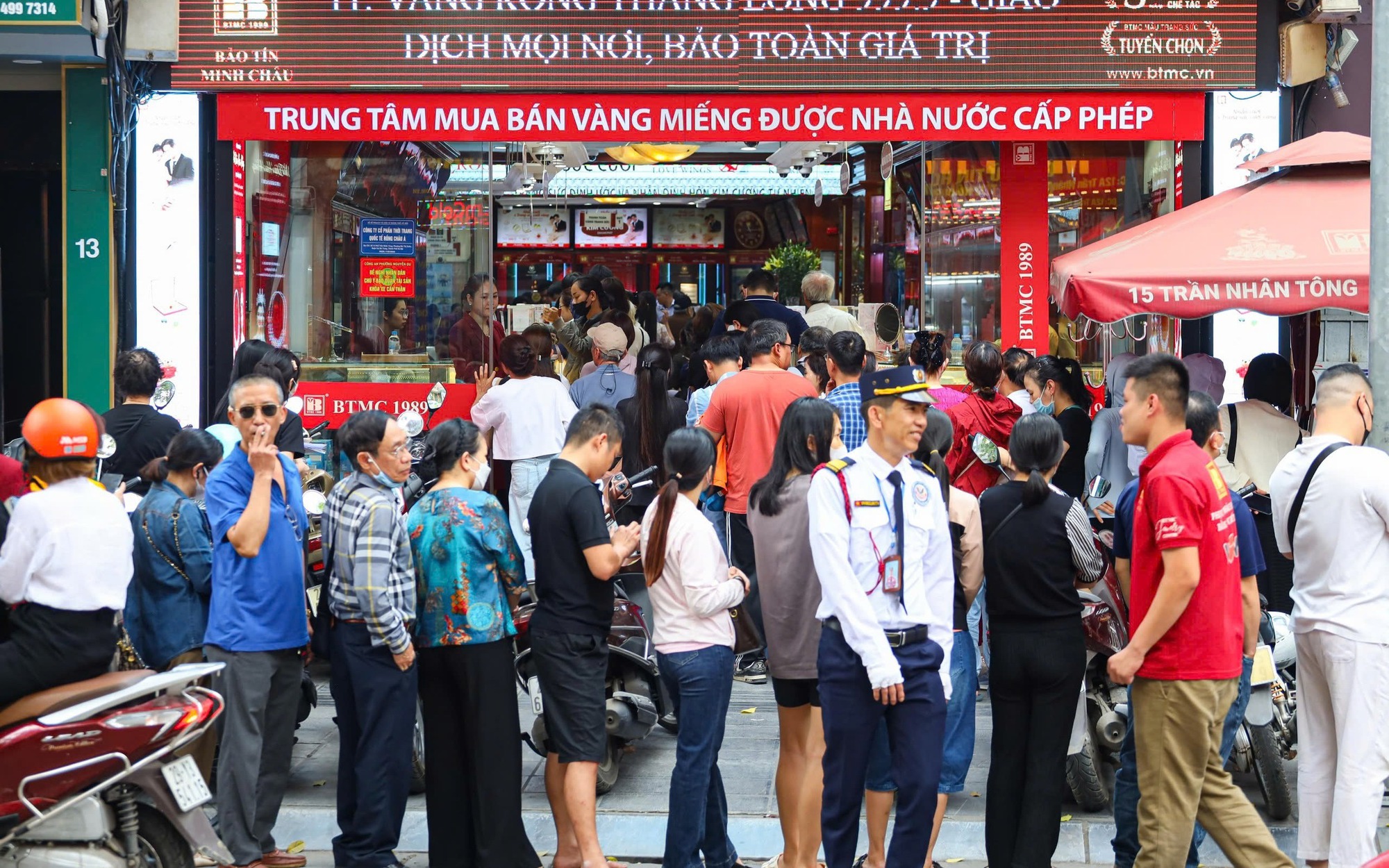 Phó Thủ tướng chỉ đạo thực hiện ngay các giải pháp ổn định thị trường vàng