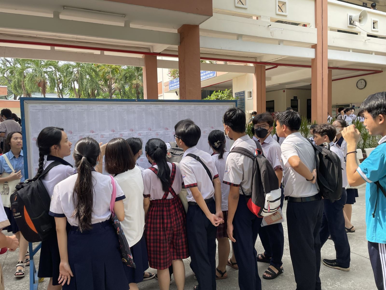 TP Hồ Chí Minh: Thí sinh được chọn tối đa 8 nguyện vọng khi thi vào lớp 10- Ảnh 1. TP Hồ Chí Minh: Thí sinh được chọn tối đa 8 nguyện vọng khi thi vào lớp 10- Ảnh 1.