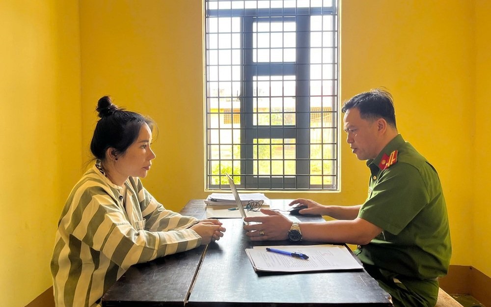Bắt chủ tiệm cắt tóc kiêm chủ nhóm kín môi giới mại dâm với hơn 4.000 thành viên